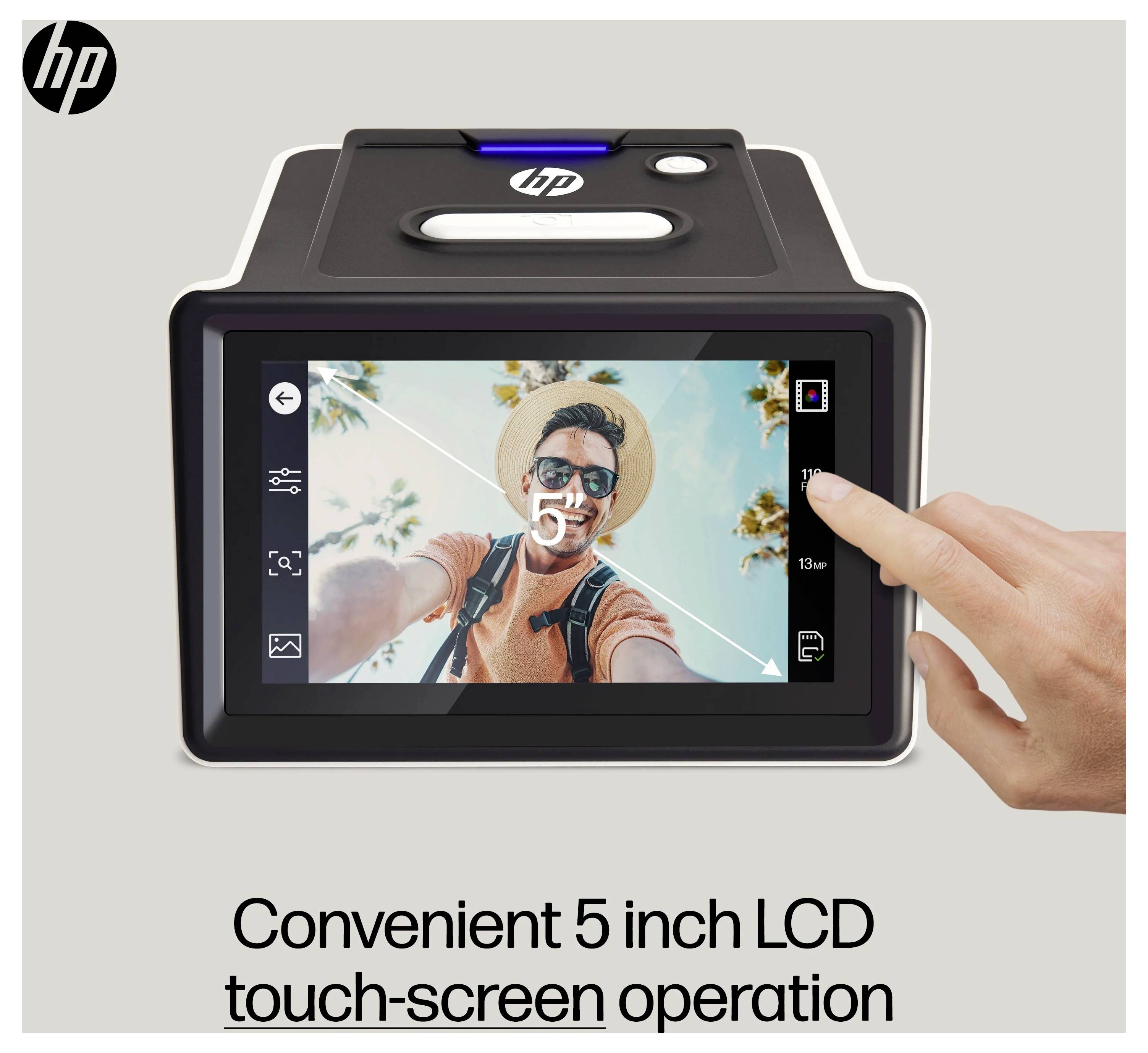 Eine Person trägt eine Sonnenbrille und einen Hut, macht ein Selfie mit Palmen mithilfe eines Touchscreens auf einem schwarzen Gerät. Der Text lautet „Praktische 5-Zoll-LCD-Touchscreen-Bedienung