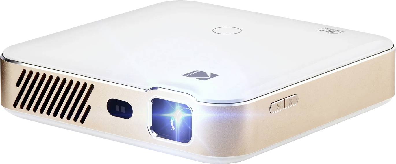 Tragbarer Mini-Projektor, Weiß- und Golddesign, projiziert helles Licht aus der vorderen Linse, auf weißer Oberfläche platziert.