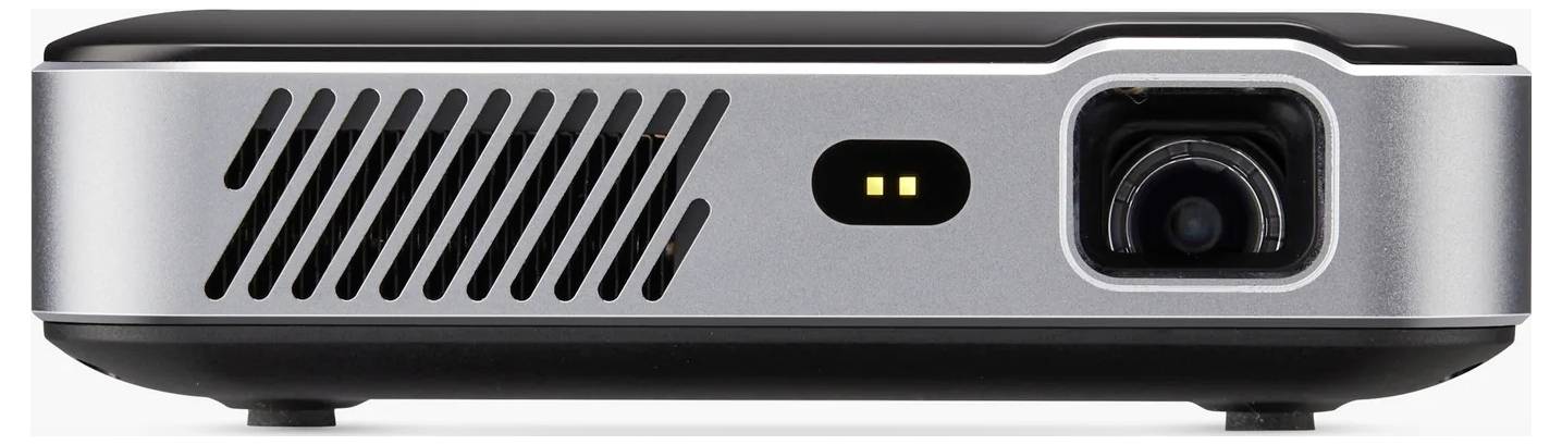 Ein Gaming-Monitor mit schlankem, abgewinkeltem Design, das einen roten Bildschirm mit einer Figur zeigt. Der Monitor ist in Seitenansicht positioniert.