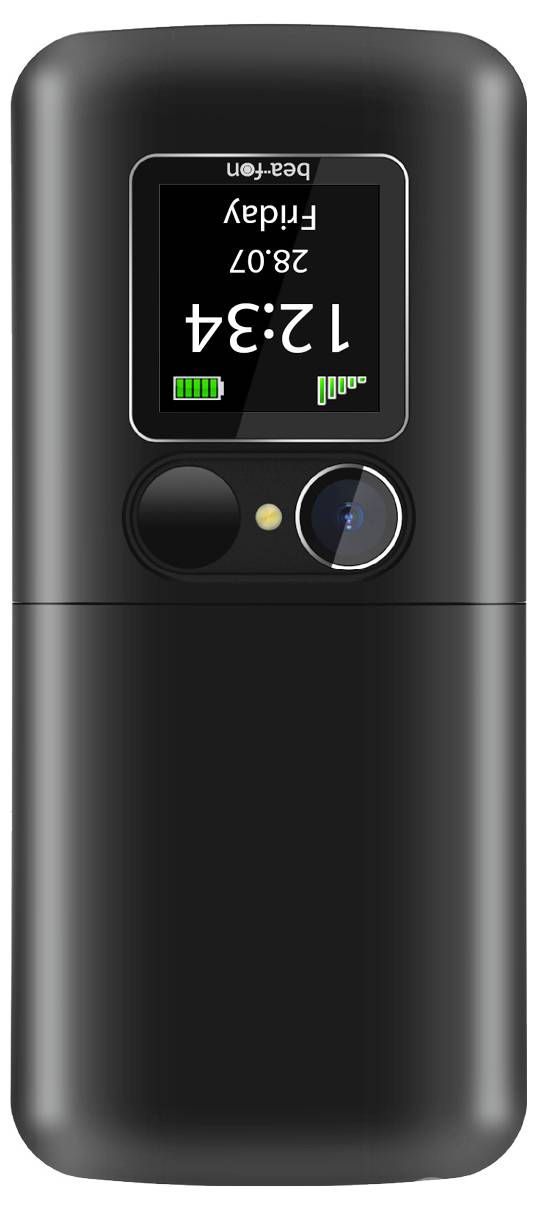 Eine Person in einer Sicherheitsweste kniet auf einem Parkplatz und bedient ein Gerät in einem Koffer, das mit Kabeln verbunden ist, neben einem Verkehrskegel.