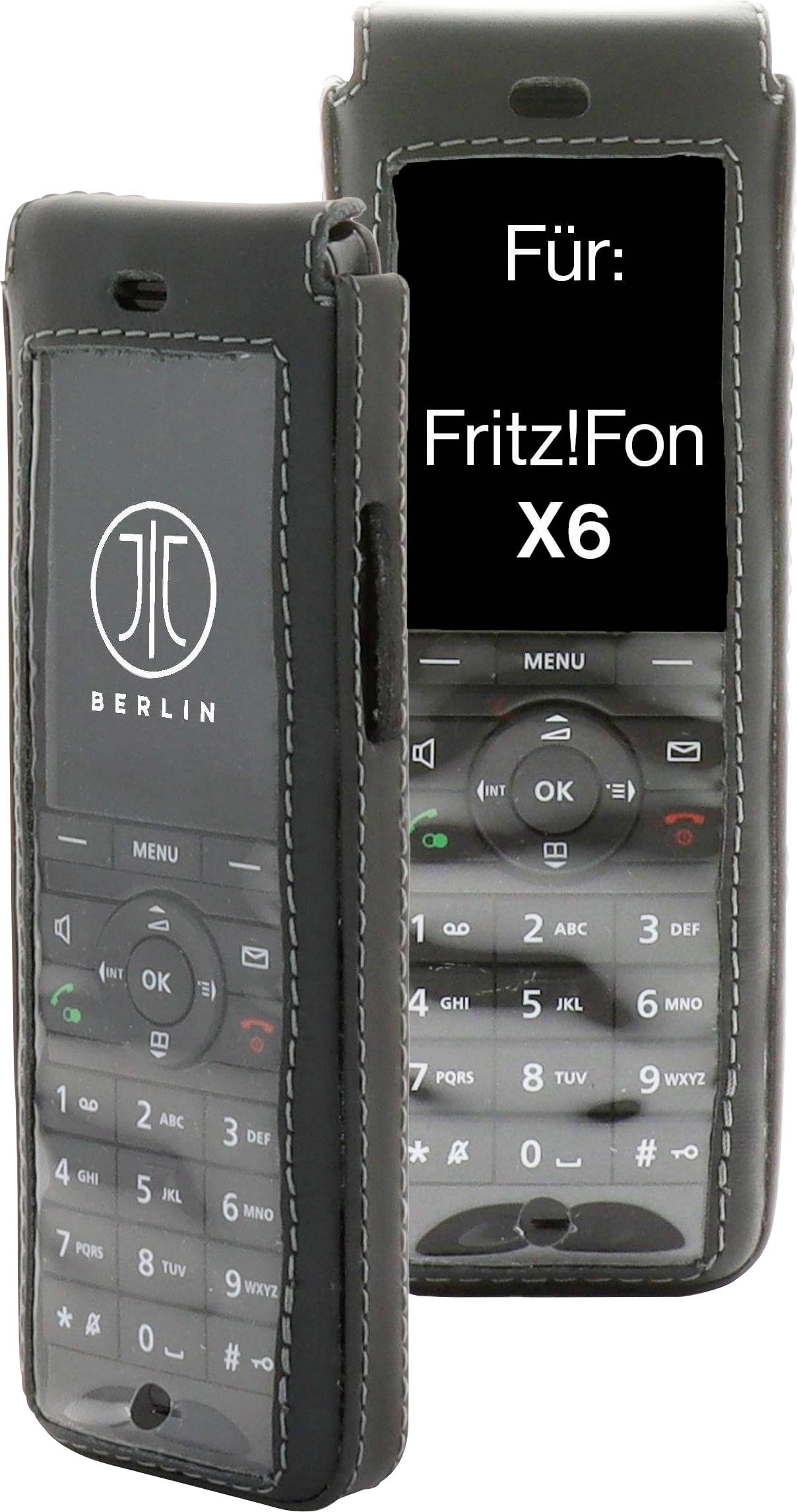 Das Bild zeigt eine Ledertasche für Fritz!Fon X6 mit gestepptem Design. Ein Telefon mit einem Menü und einer Tastatur ist teilweise eingeführt.