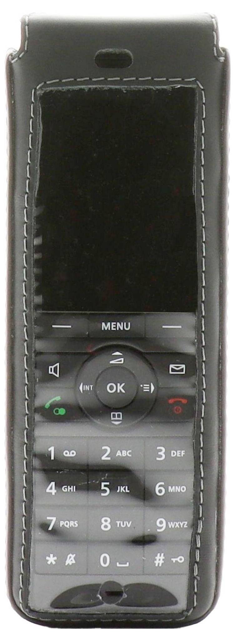Eine Nahaufnahme eines schwarzen numerischen Tastenfeld-Telefons in einem Lederetui, das Tasten für die Ziffern 0-9, 