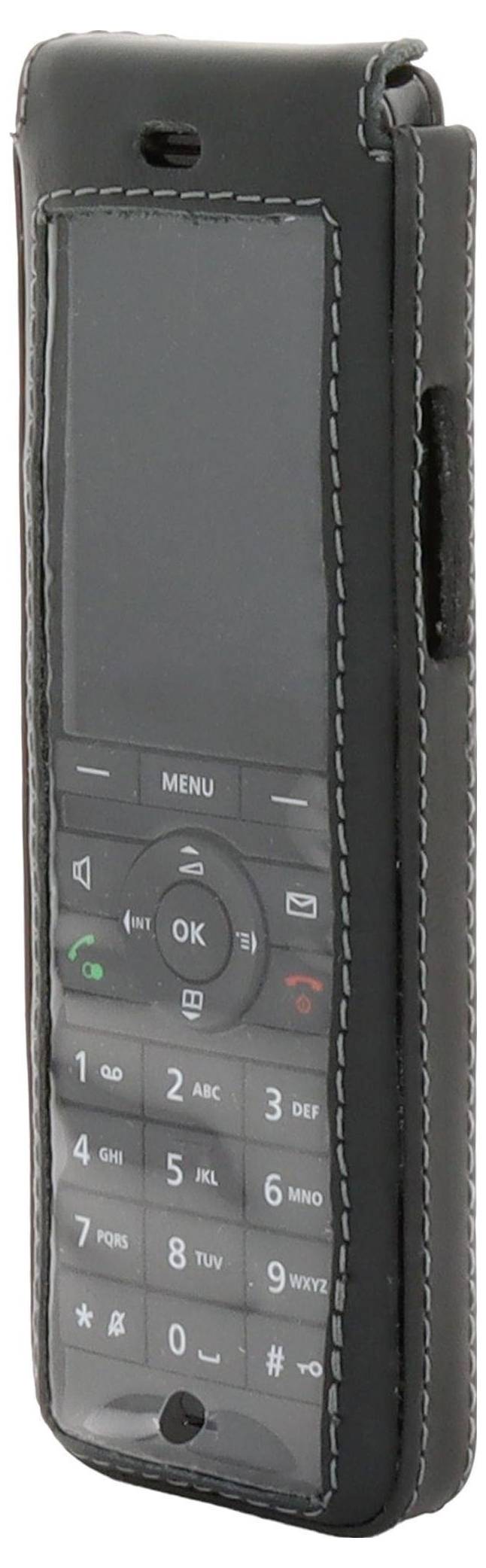 Ein schlankes Vintage-Mobiltelefon mit physischer Tastatur in einer schwarzen Lederhülle, mit einem kleinen Bildschirm und Schaltersteuerungen.