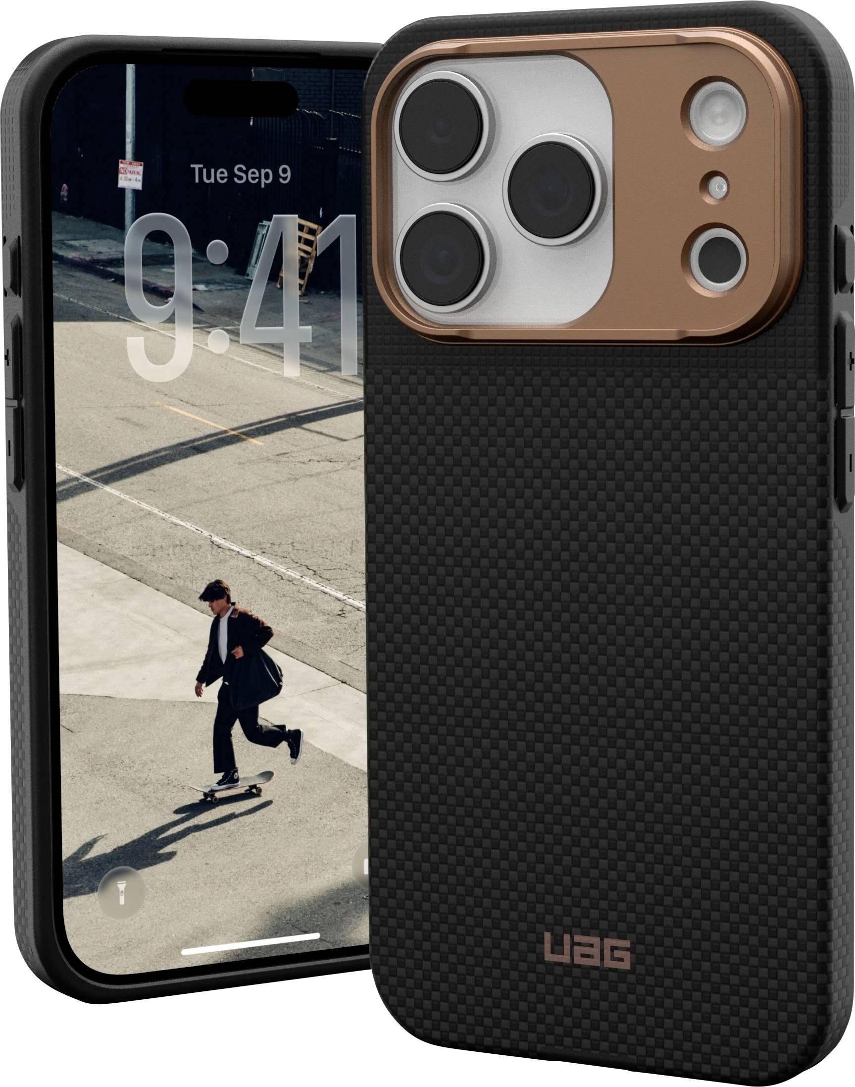 Ein Smartphone mit einem robusten, strukturierten schwarzen Gehäuse, das ein großes Kameramodul mit drei Linsen aufweist. Der Bildschirm zeigt die Uhrzeit „9:41