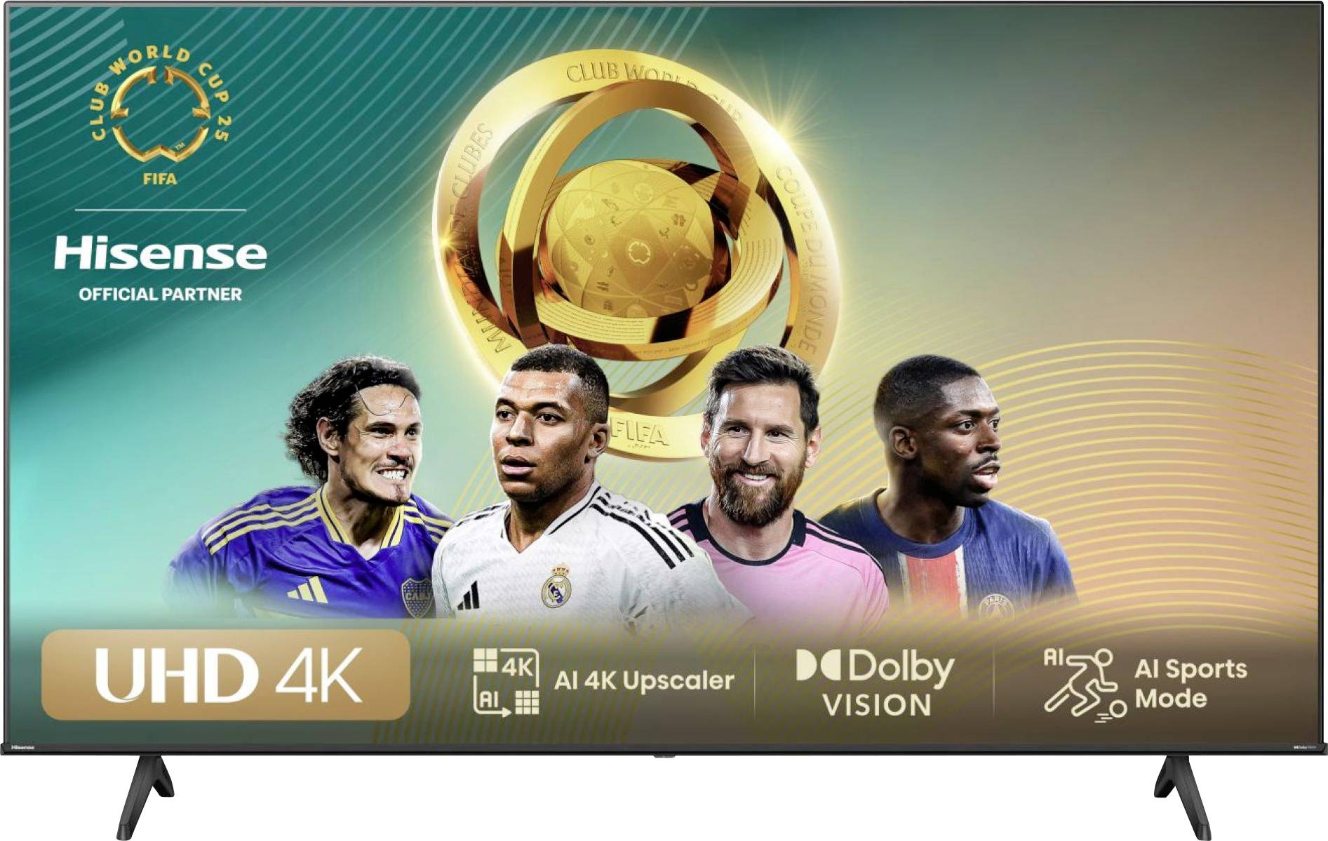 Ein Hisense-Fernseher zeigt Promotionsinhalte für die FIFA Club World Cup mit vier Fußballspielern und Text über UHD 4K und KI-Funktionen.