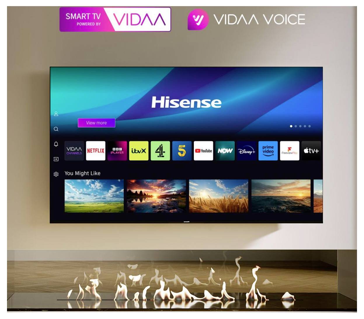 Ein an der Wand montierter Hisense Smart TV zeigt einen Startbildschirm mit Streaming-Apps wie Netflix und Disney+. Ein Banner weist auf „VIDAA VOICE