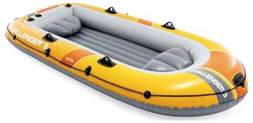 Ein gelbes und graues aufblasbares Boot mit der Bezeichnung „Challenger 3