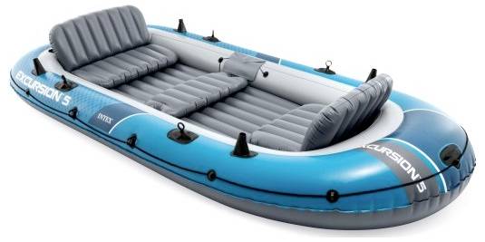 Blaugraues aufblasbares Boot mit Platz für fünf Personen, ausgestattet mit mehreren Luftkammern und Rudergabeln, gekennzeichnet als Excursion 5.
