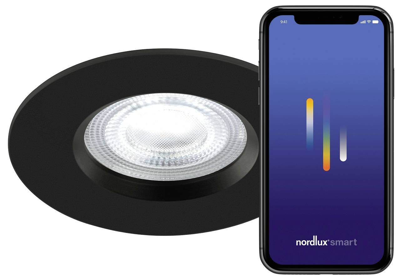 Ein schwarzes, eingelassenes LED-Licht neben einem Smartphone-Bildschirm, der die Benutzeroberfläche der Nordlux Smart App mit bunten Linien anzeigt.
