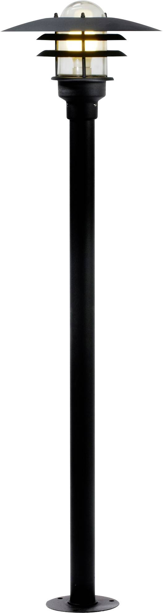 Ein hoher, schwarzer Außenlampenpfosten mit modernem Design, der oben ein kuppelartig gestaltetes Licht hat, das von gestuften Schirmen umgeben ist.