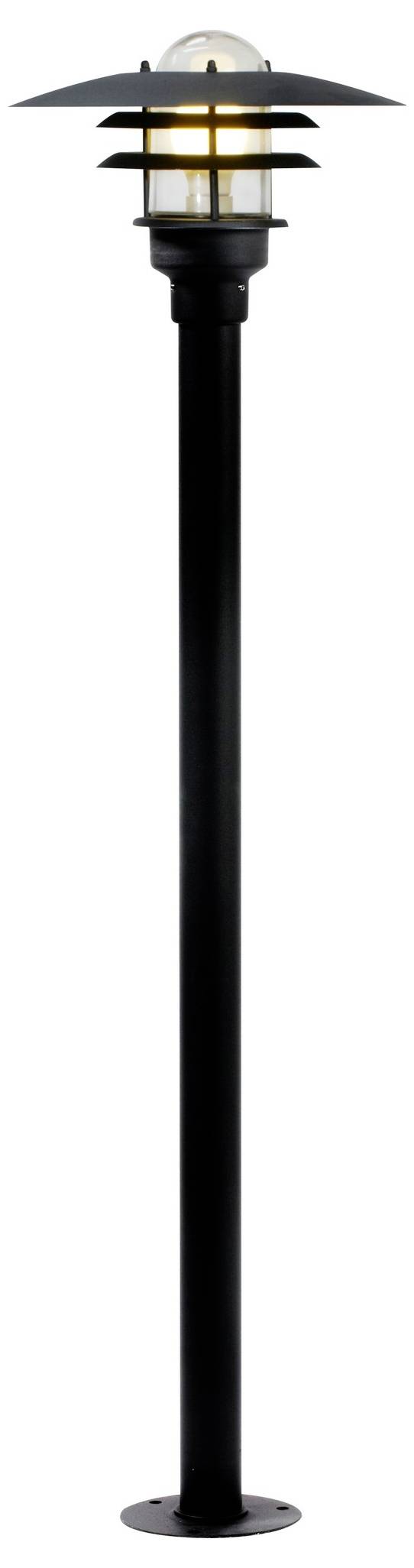 Eine hohe, schwarze Straßenlampe mit einer kuppelförmigen Leuchtabdeckung und drei horizontalen Metallschirmen, die ein warmes Licht ausstrahlt.