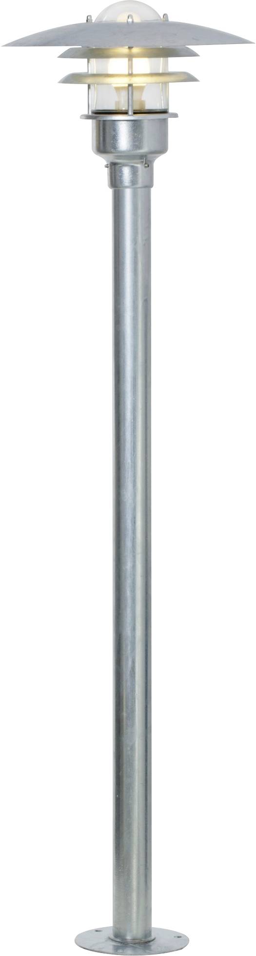 Eine hohe, moderne Außenstraßenleuchte mit metallischer Oberfläche und mehrschichtigem Schirmdesign, die ein warmes Licht aus ihrer Glühbirne ausstrahlt.