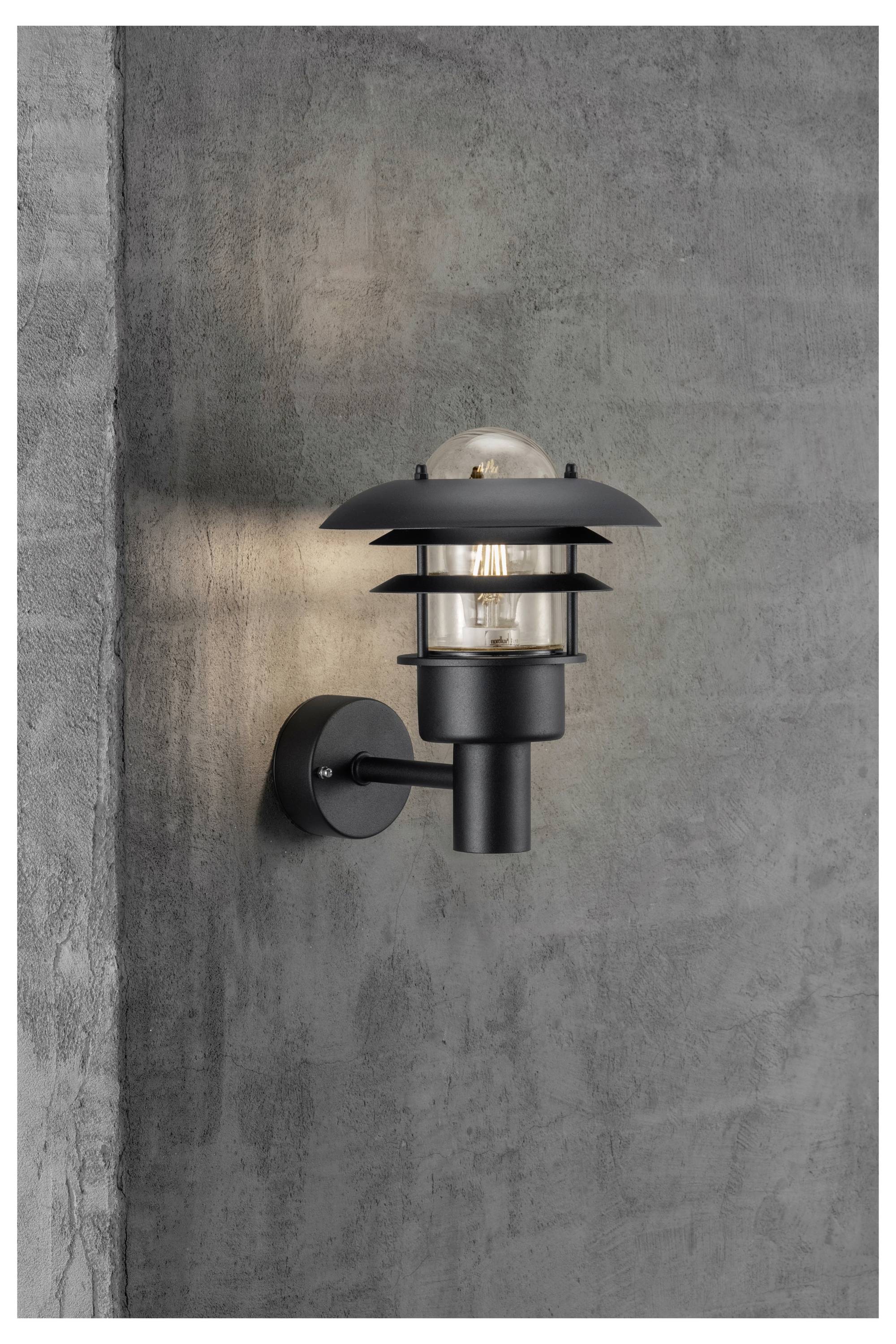 Wandmontierte Leuchte im Industrie-Stil mit matter schwarzer Oberfläche, mit dreigeteiltem Schirmdesign und sichtbarem Leuchtmittel.