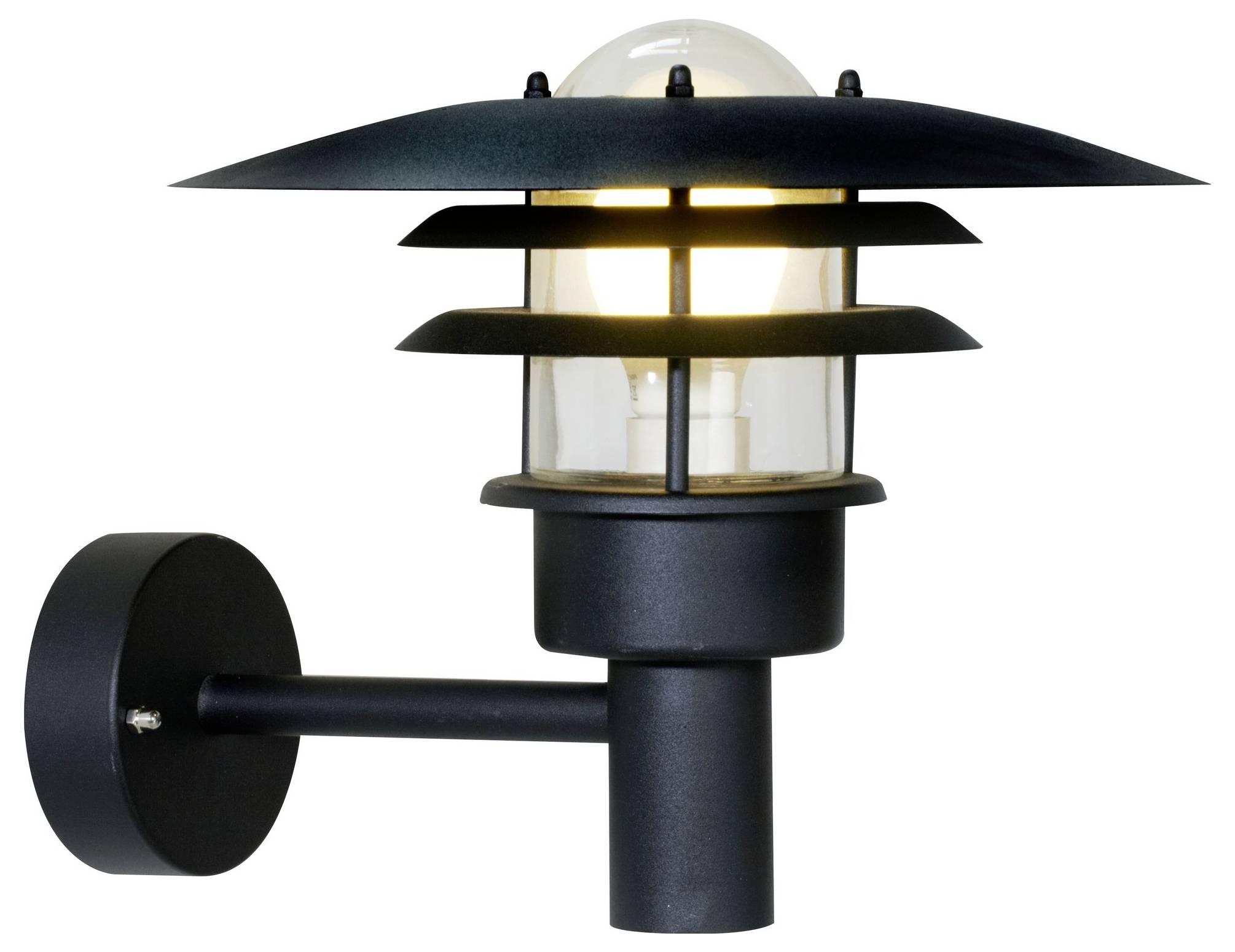 Eine moderne, an der Wand montierte schwarze Außenlampe mit einer leuchtenden Glühbirne, die einen geschichteten Metallschirm für ein elegantes, zeitgenössisches Design aufweist.