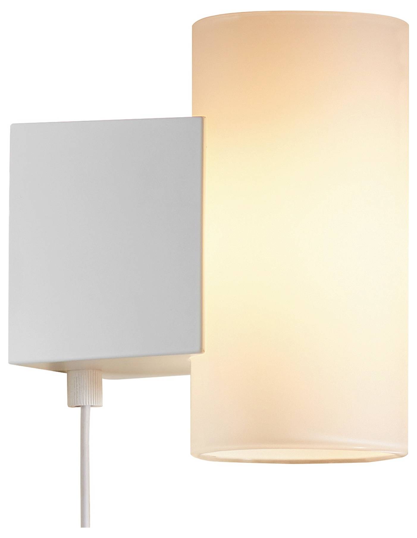 Eine cremefarbene zylindrische Wandleuchte strahlt ein weiches, warmes Licht aus und ist auf einer weißen rechteckigen Basis mit sichtbarem Stromkabel montiert.