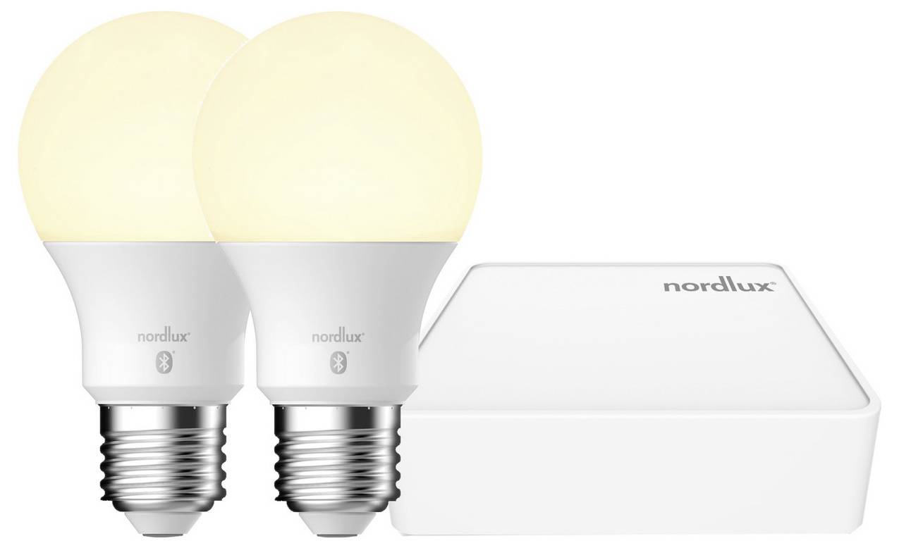 Zwei intelligente Nordlux LED-Lampen und ein Nordlux Hub werden gezeigt. Die Lampen haben eine Standardschraubfassung und geben warmes Licht ab. Der Hub ist kompakt mit minimalem Design.