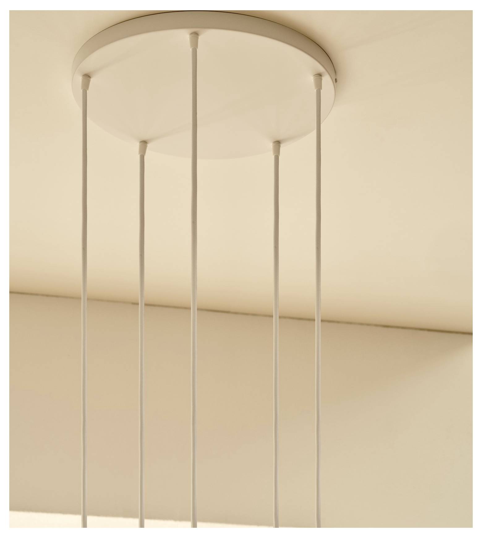 Moderne Deckenleuchte mit mehreren dünnen Stangen, die sich von einer kreisförmigen Basis nach unten erstrecken und ein minimalistisches Design schaffen.