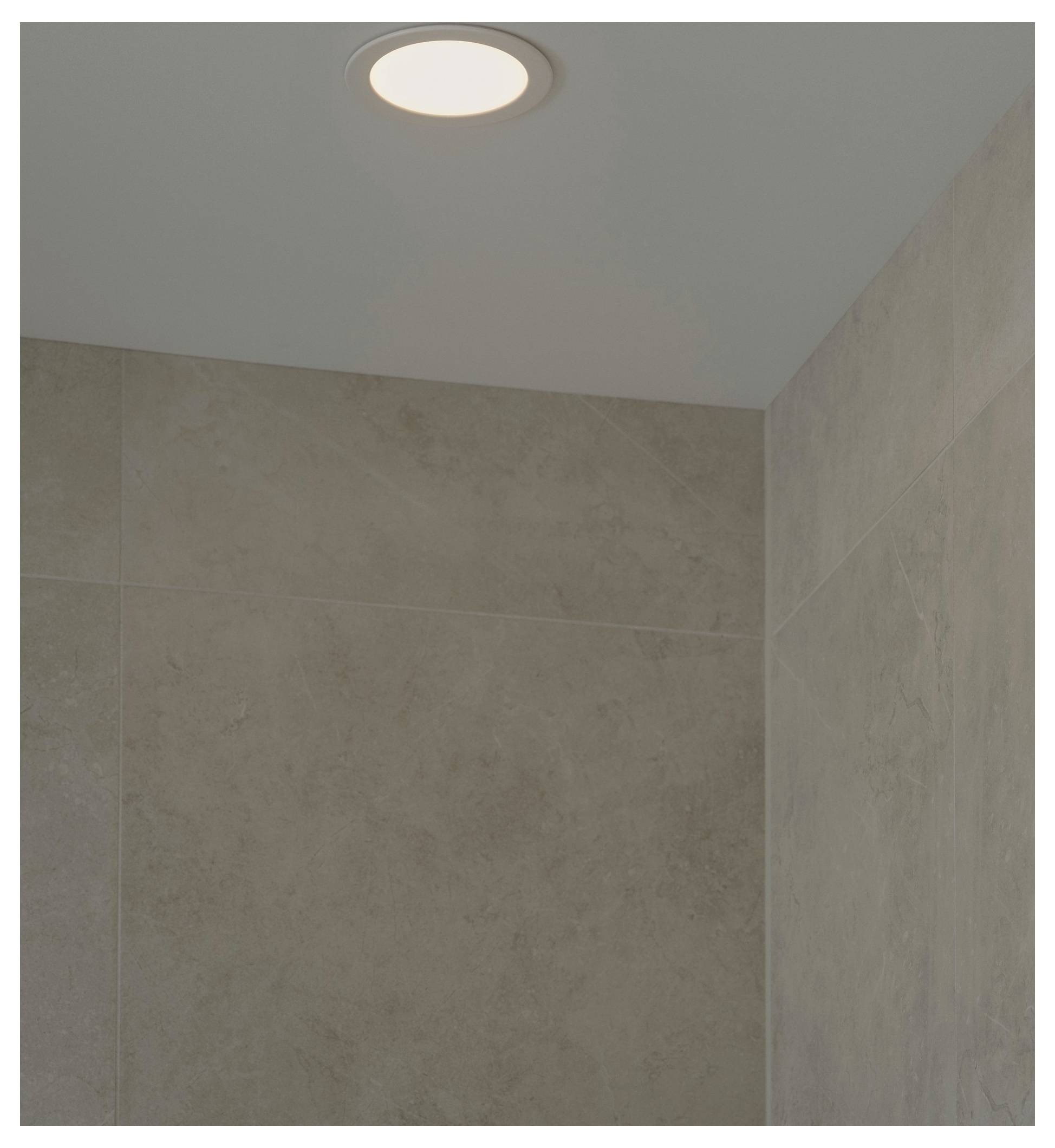 Eine moderne, versenkte Leuchte in einer Ecke einer beige gefliesten Decke, die das elegante, minimalistische Design des Raumes beleuchtet.