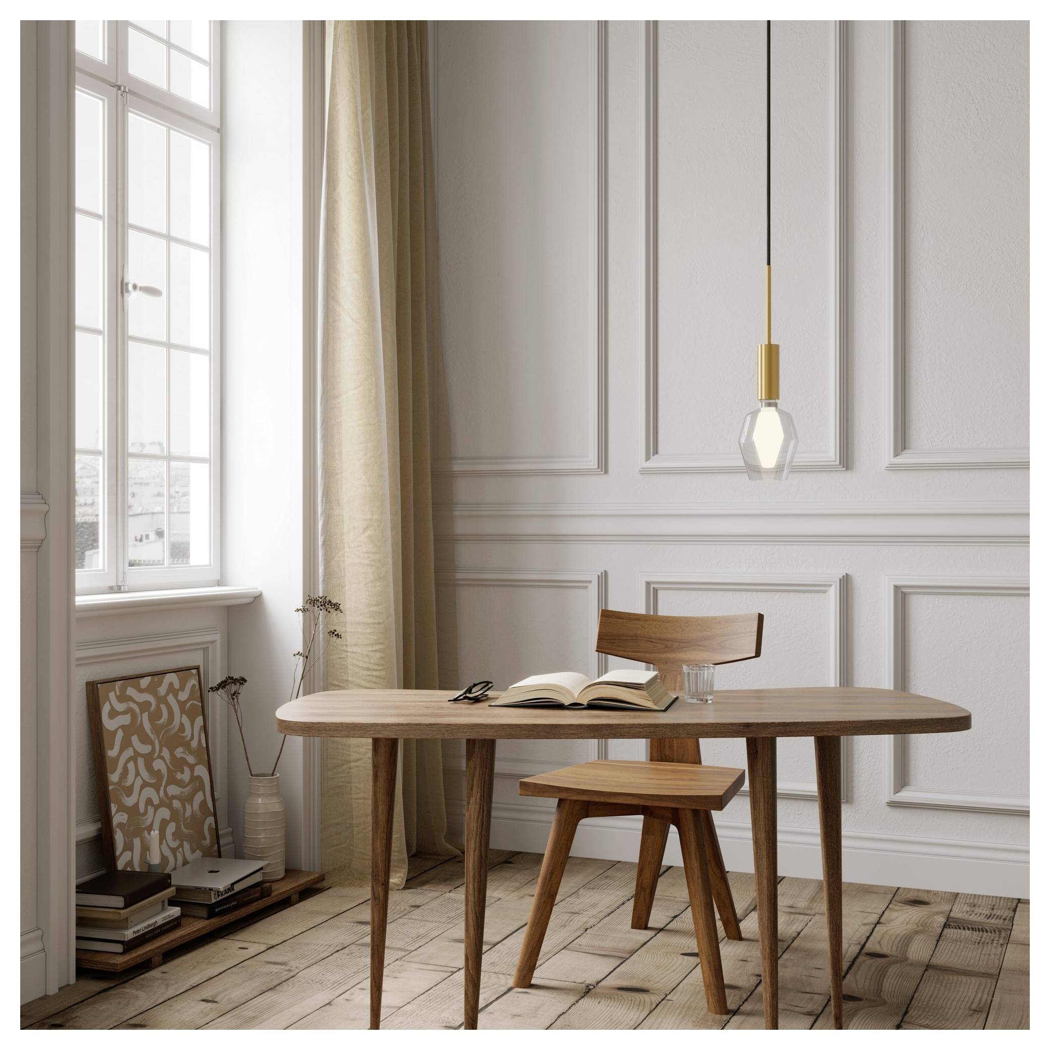 Ein minimalistisches Zimmer mit einem Holztisch und Stuhl, ein aufgeschlagenes Buch und Stift auf dem Tisch, eine Pendelleuchte oben und hohe Fenster mit beigen Vorhängen.