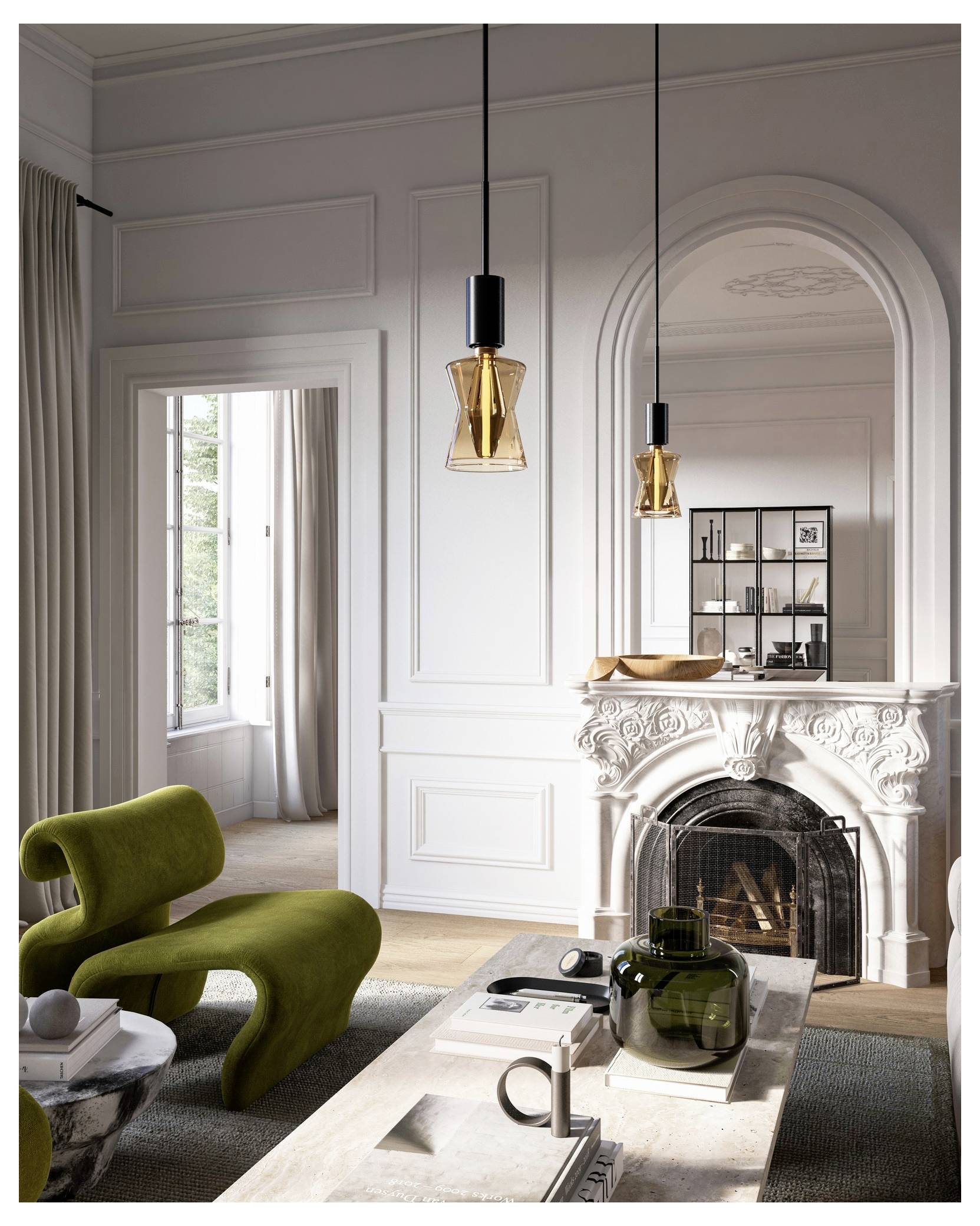 Elegantes Wohnzimmer mit modernen grünen Stühlen, einem weißen verzierten Kamin und großen Pendelleuchten. Sonnenlicht strömt durch ein hohes Fenster herein.