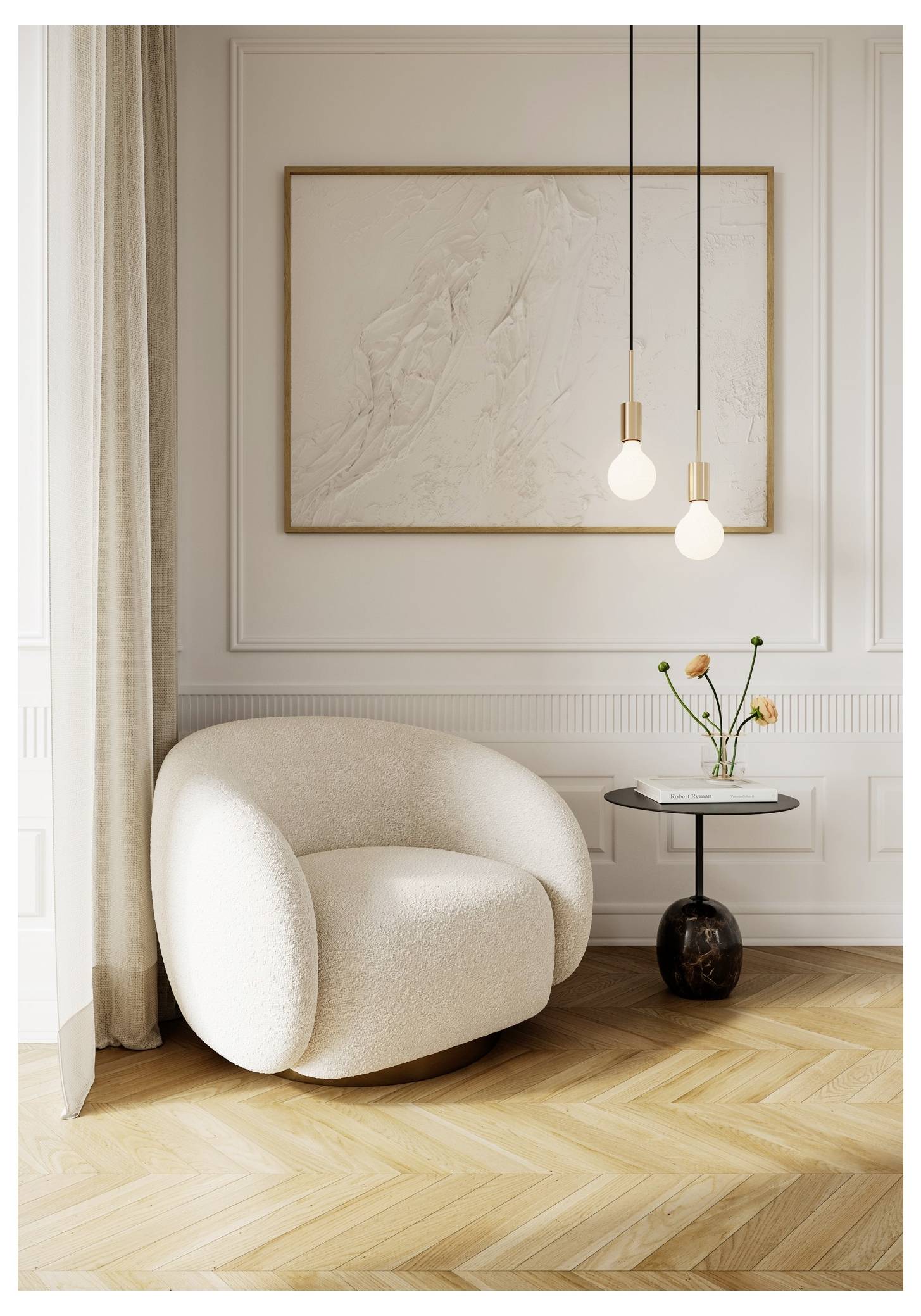 Ein gemütlicher beigefarbener Sessel neben einem kleinen Tisch mit Blumen in einem hellen, eleganten Zimmer mit einem großen, strukturierten Wandkunstwerk und Pendelleuchten.