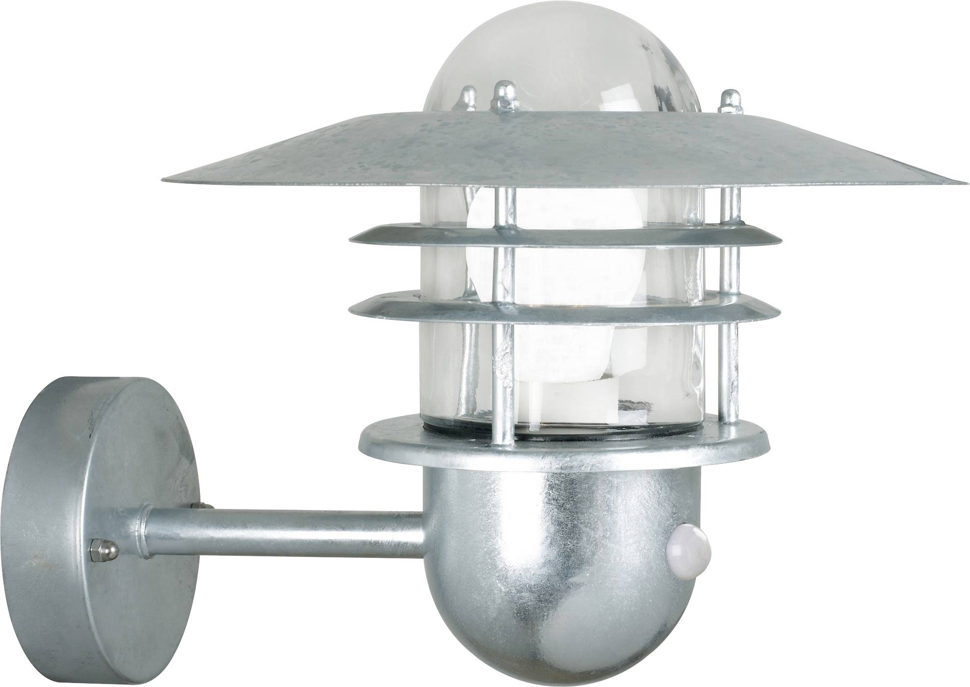 Eine metallische Außenwandleuchte mit einer kuppelförmigen klaren Abdeckung und horizontalen Metalllamellen, konzipiert für die Außenbeleuchtung.