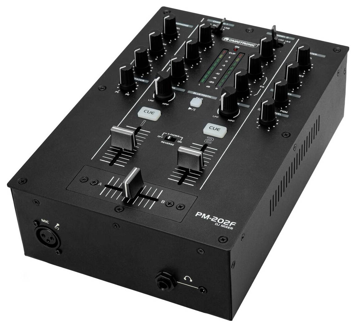 Ein schwarzes DJ-Mischpult mit mehreren Reglern, Schiebereglern und Ein-/Ausgabeanschlüssen, das zum Mischen von Audiosignalen in einer professionellen Umgebung konzipiert ist.