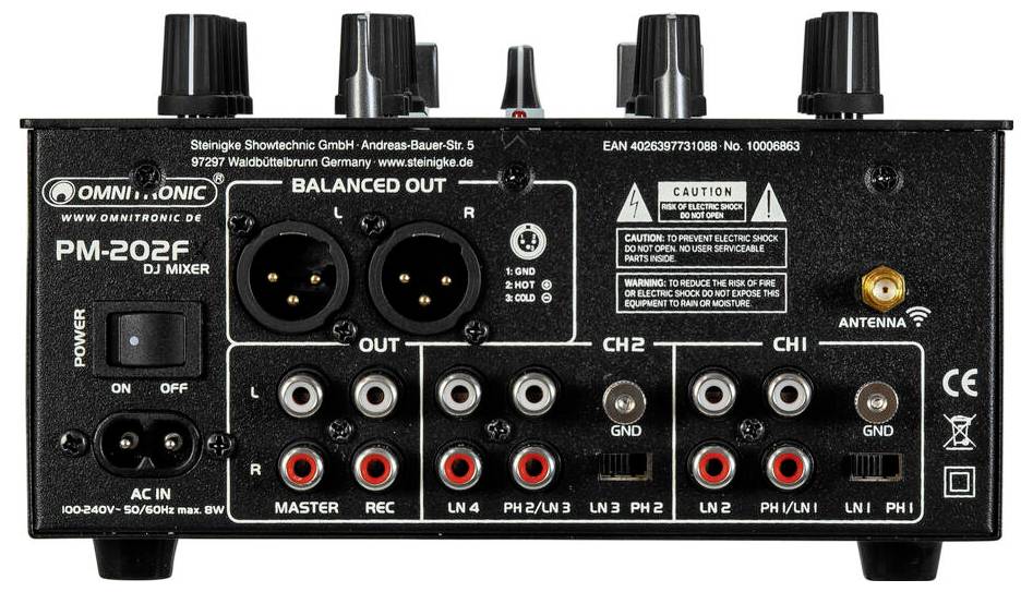 „Rückansicht des DJ-Mixers Modell PM-202F mit verschiedenen Ein- und Ausgangsanschlüssen, einschließlich symmetrischer Ausgänge, Kanaleingang, Stromversorgung und Reglern.