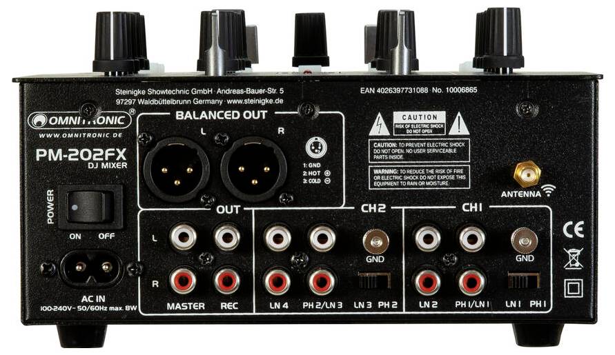 Nahaufnahme von zwei Elektrokabeln: eines mit schwarzer Isolierung und das andere mit rot-weißer Isolierung, beide mit sichtbaren Kupferpolen.