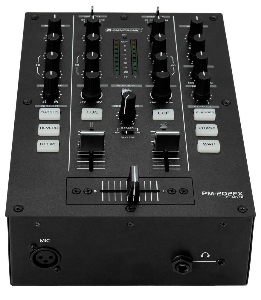 Ein schwarzer DJ-Mixer mit mehreren Knöpfen, Schiebereglern und Tasten, einschließlich Beschriftungen für Effekte wie „Chorus