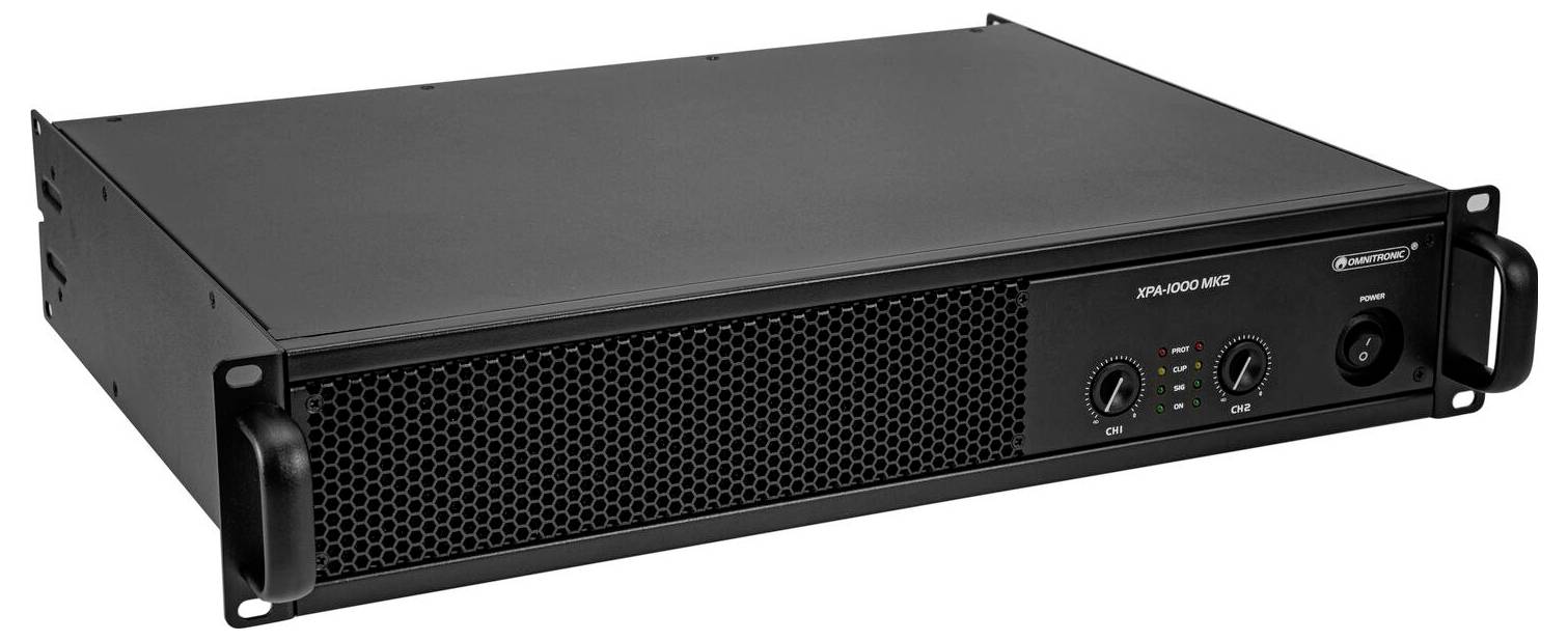 Ein schwarzer Audio-Verstärker mit zwei Regelknöpfen und einem Netzschalter auf der rechten Seite, mit einer Gitterfront und seitlichen Griffen.