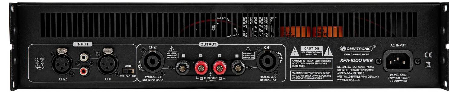 Rückseite eines Audioverstärkers mit Ein- und Ausgängen, einschließlich XLR- und Lautsprecheranschlüssen, Netzschalter und Warnhinweis.