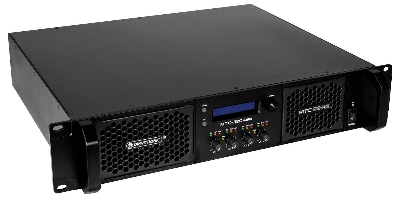 Ein schwarzer Verstärker mit Bedienelementen an der Frontseite, Tasten und einem digitalen Display. Er verfügt über mehrere Ein- und Ausgänge für Audiogeräte.