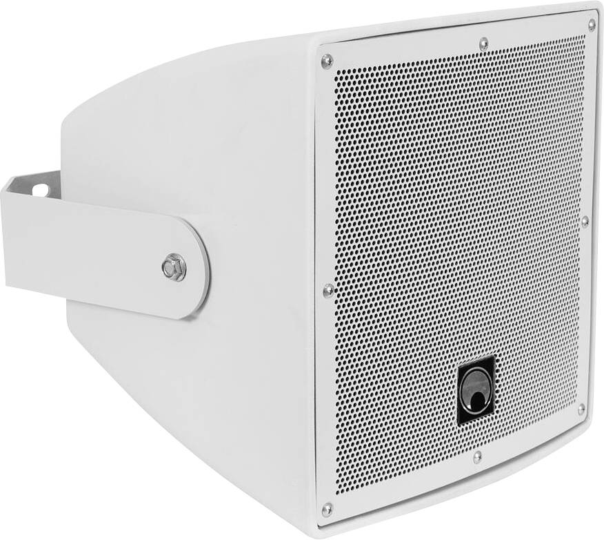 Ein weißer wandmontierter Lautsprecher mit perforiertem Frontgitter und montiert auf einer abgewinkelten Halterung, wahrscheinlich für öffentliche Durchsagen oder Musik verwendet.