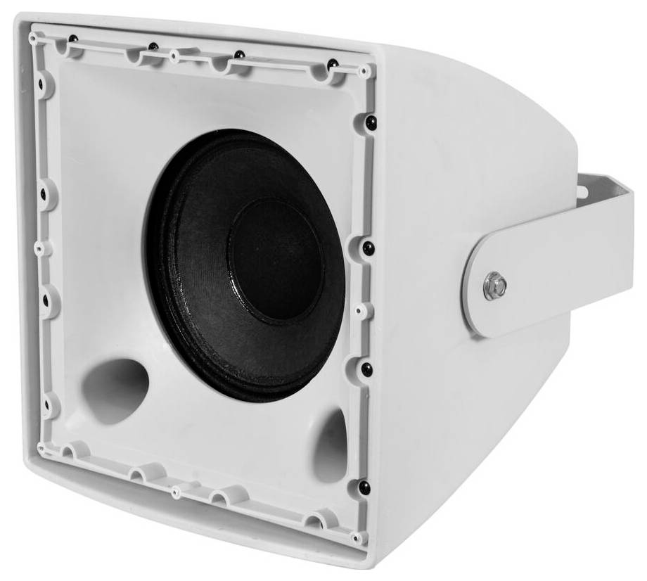 Ein weißer, quaderförmiger Outdoor-Lautsprecher mit einem nach vorne gerichteten schwarzen kreisförmigen Lautsprecherkegel, montiert auf einer Halterung zur Wandbefestigung.