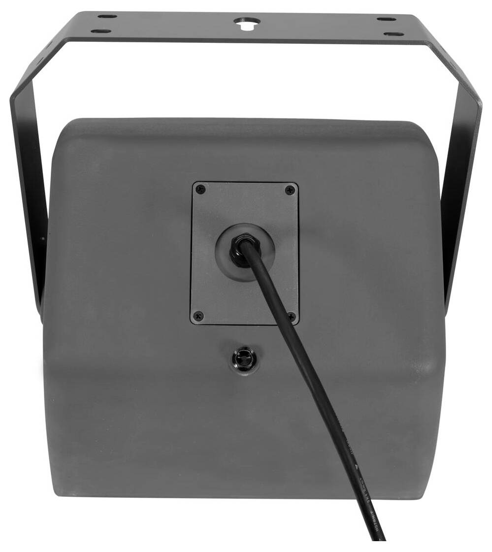 Rückansicht eines quadratischen, grauen Scheinwerfers mit einer Halterung und einem Stromkabel, das sich von einer zentralen Steckdose erstreckt.