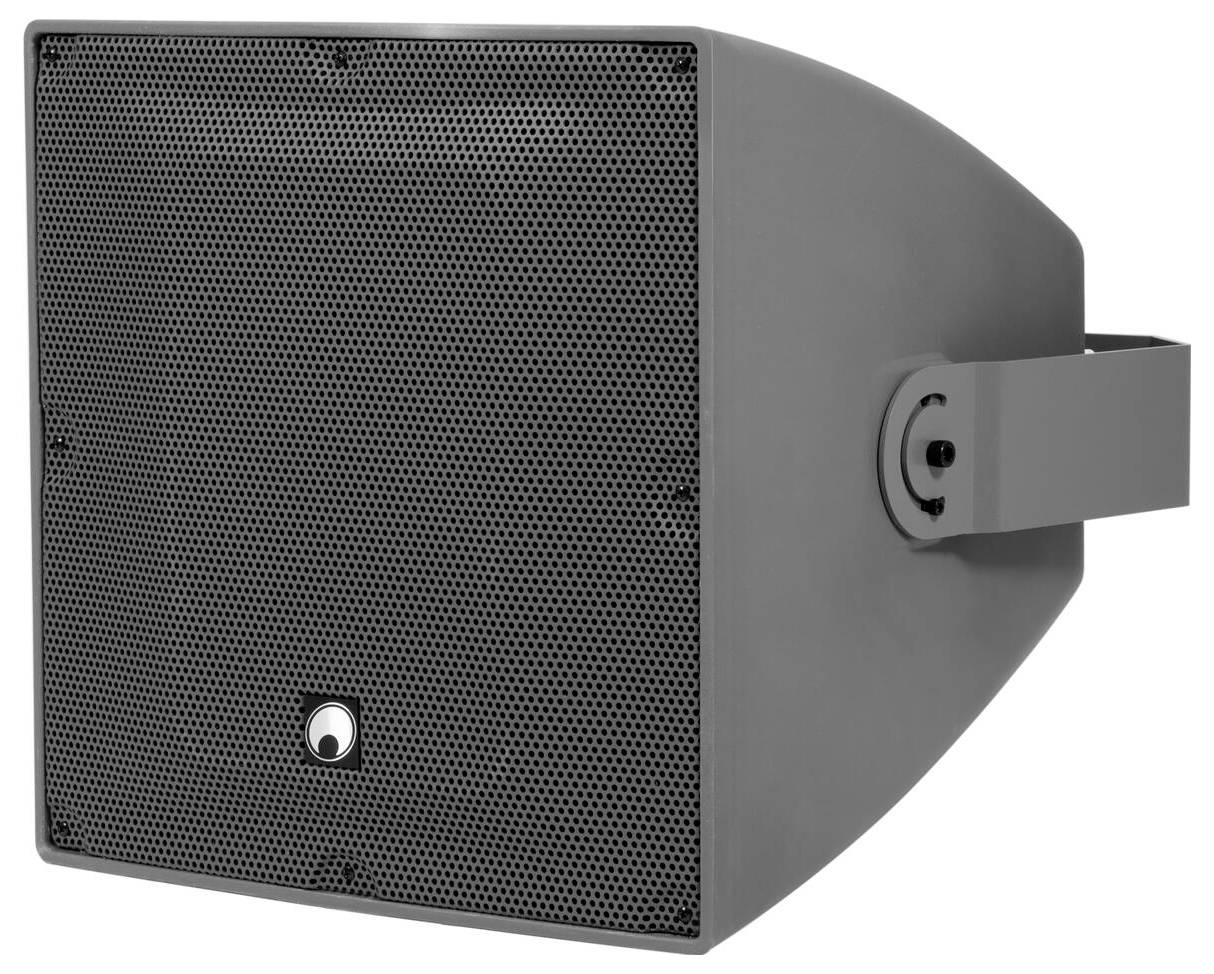 Ein schwarzer wandmontierter Lautsprecher mit perforiertem Metallgitter, konzipiert für die Schallverstärkung in Außenbereichen oder großen Veranstaltungsräumen.