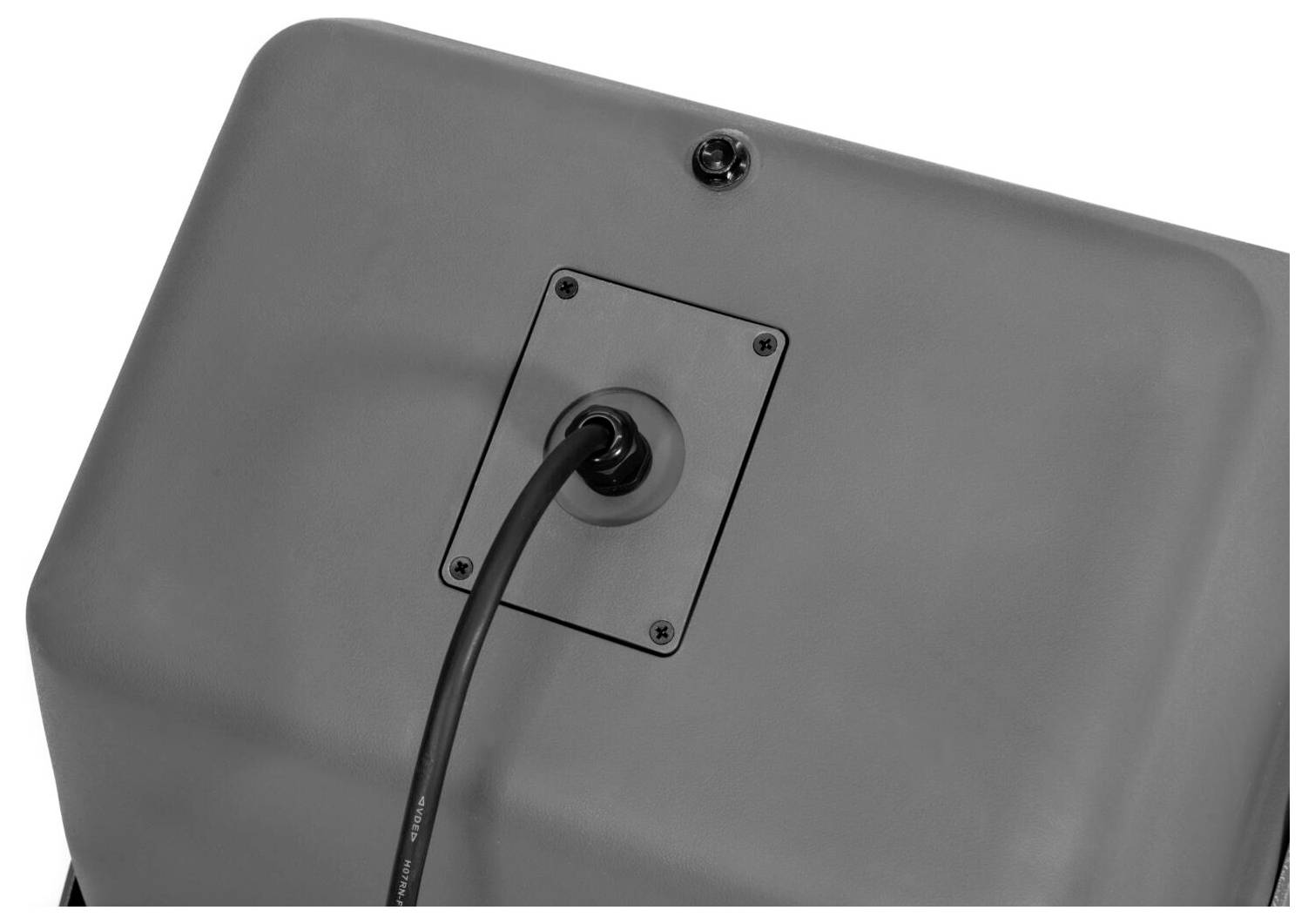 Eine wandmontierte industrielle Lampenleuchte mit einem Kabel, das sich von der Rückseite erstreckt, dargestellt aus der Rückansicht.