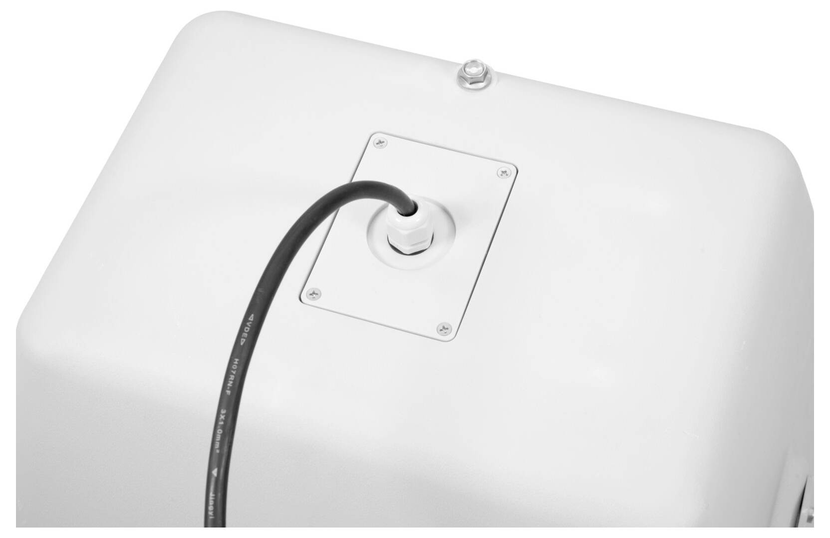 Ein Kabel ist durch ein quadratisches Bedienfeld auf einem weißen, kastenartigen Gerät angeschlossen. Das Bedienfeld ist mit vier Schrauben gesichert.
