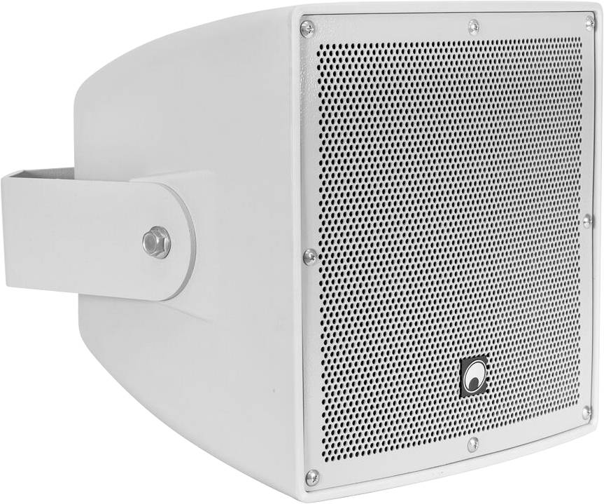 Ein weißer wandmontierter Lautsprecher mit perforiertem Metallgitter, konzipiert für die Audio-Projektion im Freien oder in Innenräumen.
