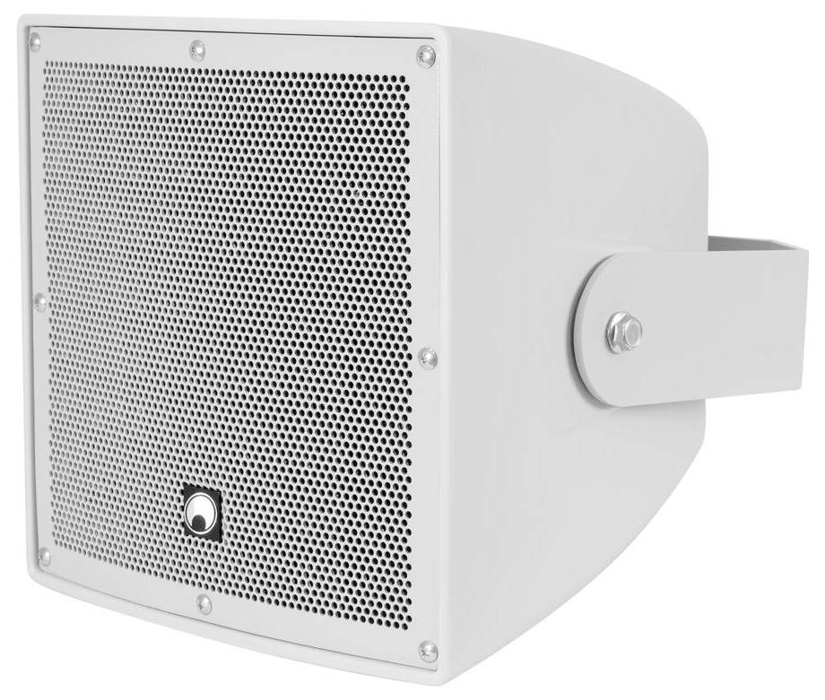 Ein weißer, rechteckiger Lautsprecher mit perforierter Metallfrontplatte, montiert auf einer verstellbaren Halterung für gerichtete Soundabgabe.