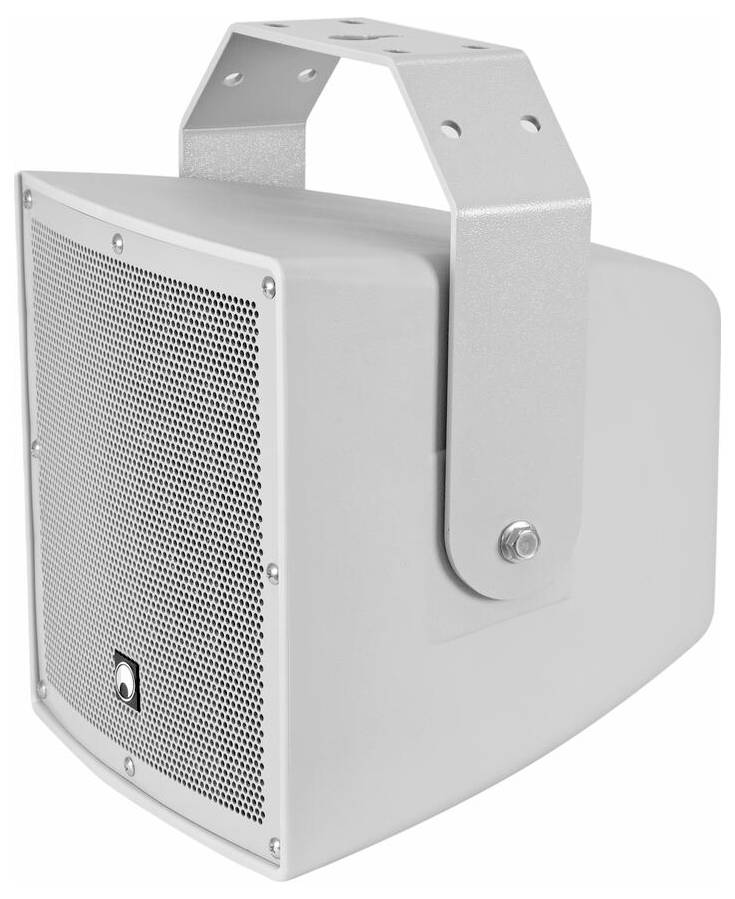Ein weißer, rechteckiger Lautsprecher mit perforierter Metallvorderabdeckung, montiert auf einer robusten Metallhalterung.