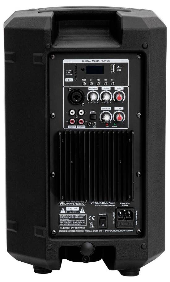 Ein schwarzes Lautsprecherrückpaneel mit Bedienungsreglern, Eingangsbuchsen und Etikett mit Markennamen und Modellbezeichnung. Ein Netzschalter und ein USB-Anschluss sind sichtbar.