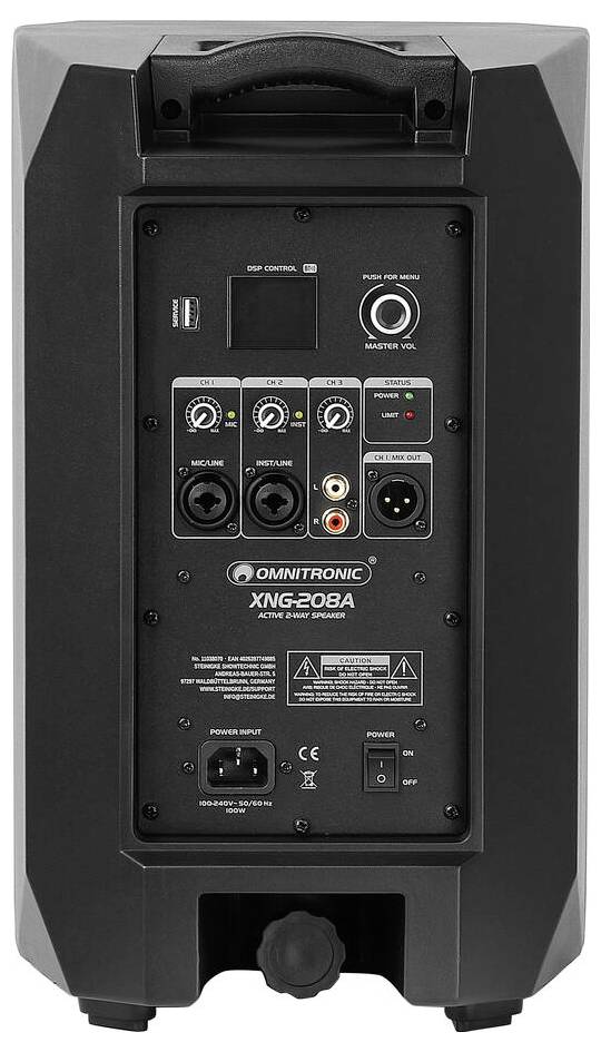 Die Rückseite eines Lautsprechers mit Bedienknöpfen, Ein- und Ausgängen, einschließlich Line-In, Mikrofoneingang und Netzschalter. Modell: Omnitronic XMG-208A.