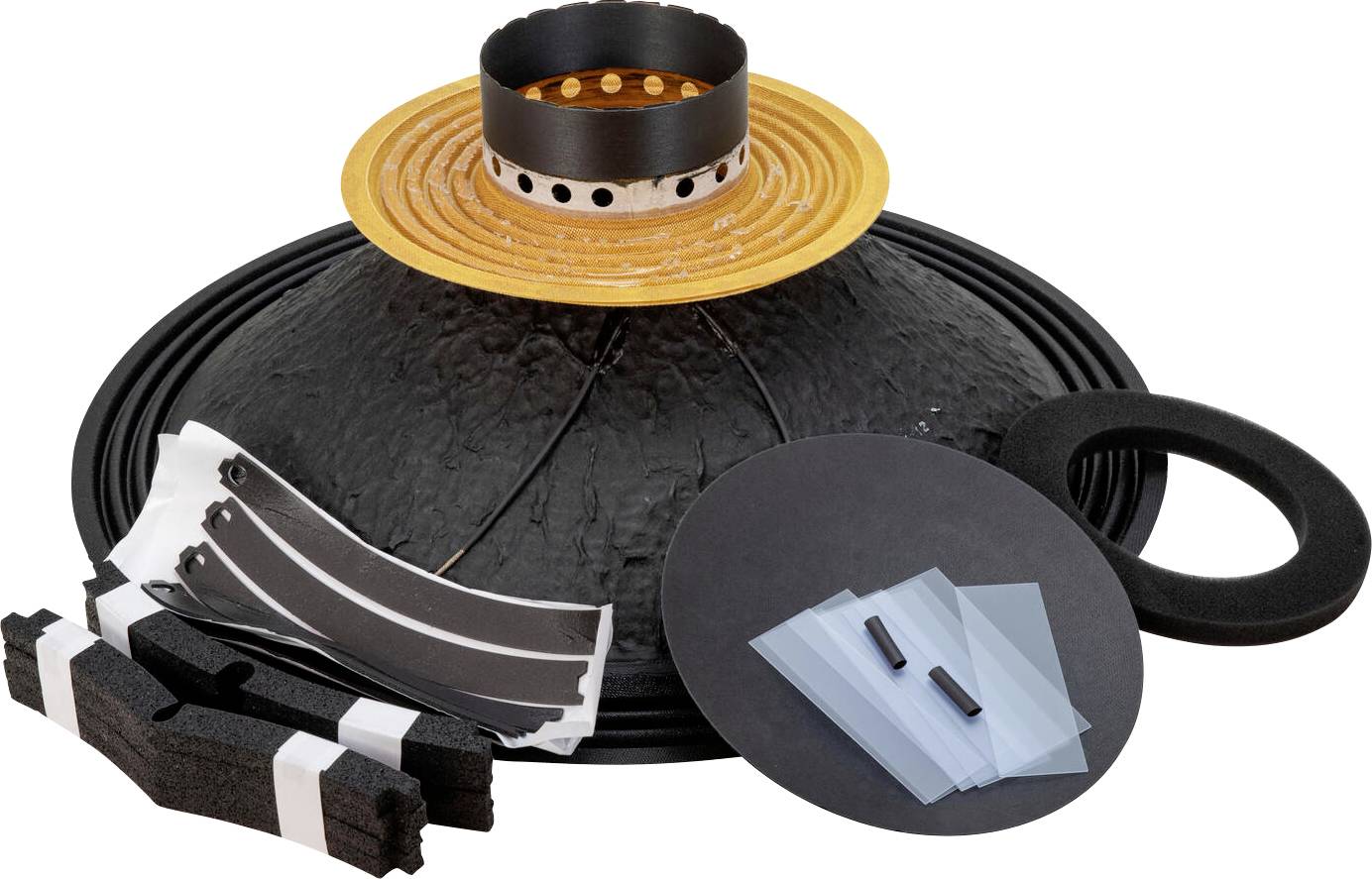 Ein Lautsprecher-Reparaturset mit schwarzem Konus, orangefarbener Spule, Schaumstoff-Sicke, Dichtung, Kunststoff-Unterlegscheiben und Klebstreifen, angezeigt auf weißem Hintergrund.