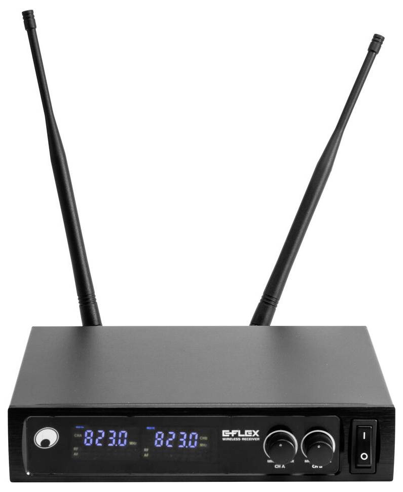 Ein schwarzer kabelloses Mikrofon-Empfänger mit zwei Antennen; das digitale Display zeigt die Frequenzen '823.0' MHz an. Zwei Drehregler sind sichtbar.
