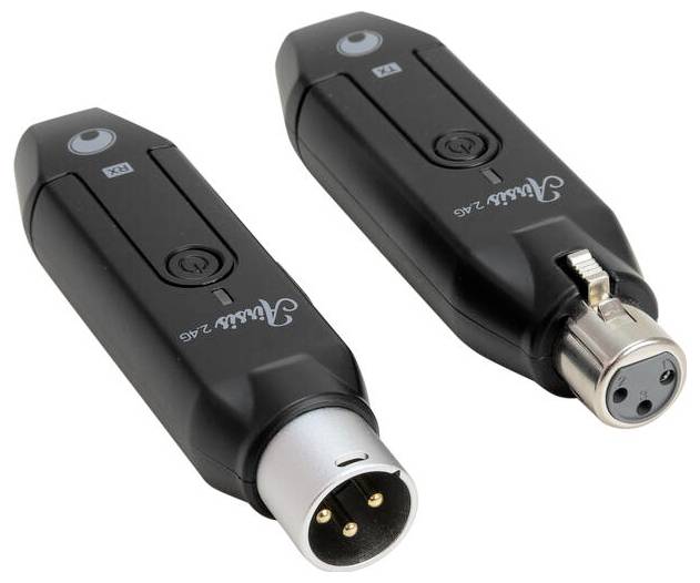 Zwei schwarze kabellose Audio-Sender mit XLR-Anschlüssen auf weißem Hintergrund.
