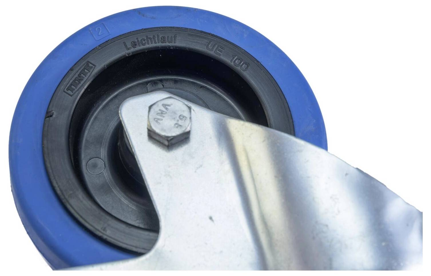 Ein blaues Gummirad mit Lenkrolle, das an einer Metallschwenkhalterung befestigt ist, wobei ein Teil der Radmarke und der Spezifikationen auf dem schwarzen Innenring sichtbar ist.