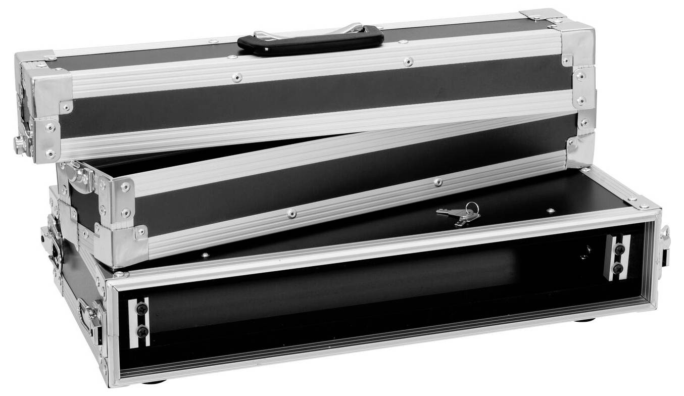 Offener schwarzer und silberner Ausrüstungskoffer mit Fächern und einem Schlüssel im Vordergrund, verwendet zur sicheren Lagerung und zum Transport.