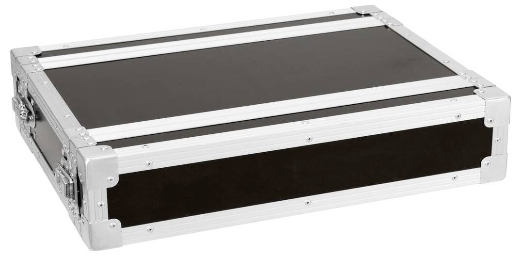 Ein schwarzer und silberner Hartschalenkoffer mit Metallecken und Verschlüssen, der geschlossen ruht.